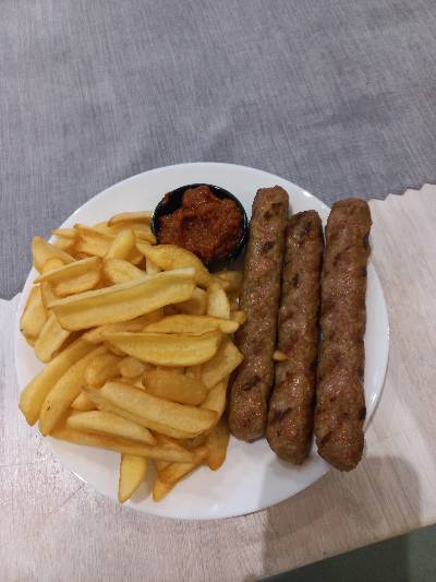 Тройка кебапчета с пържени картофи и лютеница